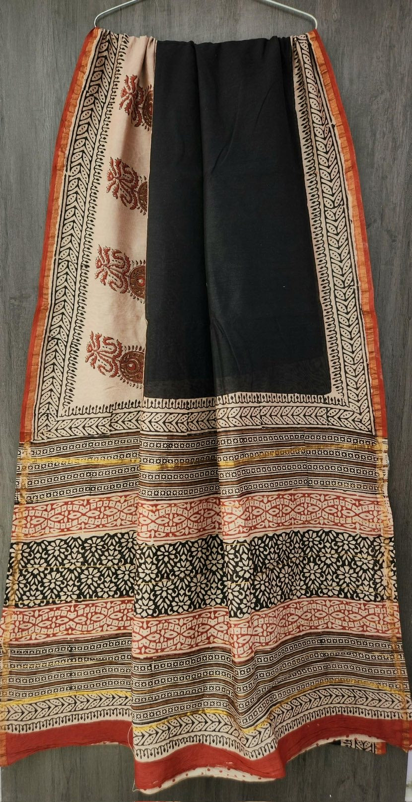 Traditional Pasly Chanderi Bagru Handblock Printed Silk Cotton Saree With Blouse - Black with Red pipin