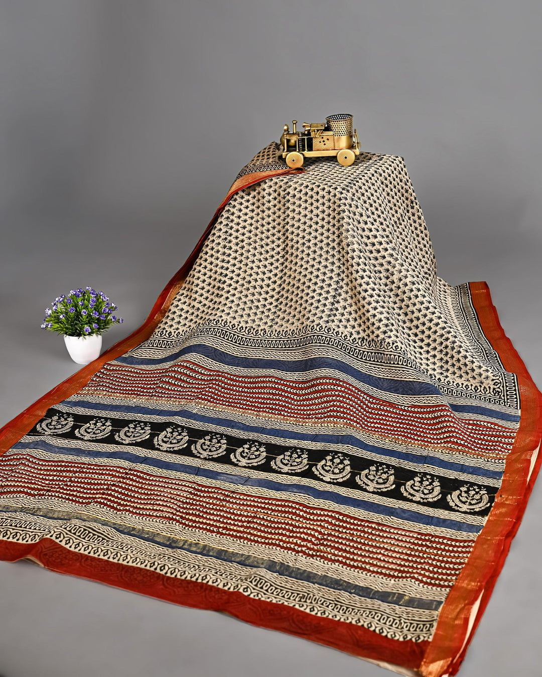 Pure Maheshwari Silk Saree Handblock Printed Saree - Beige base wirh black booti