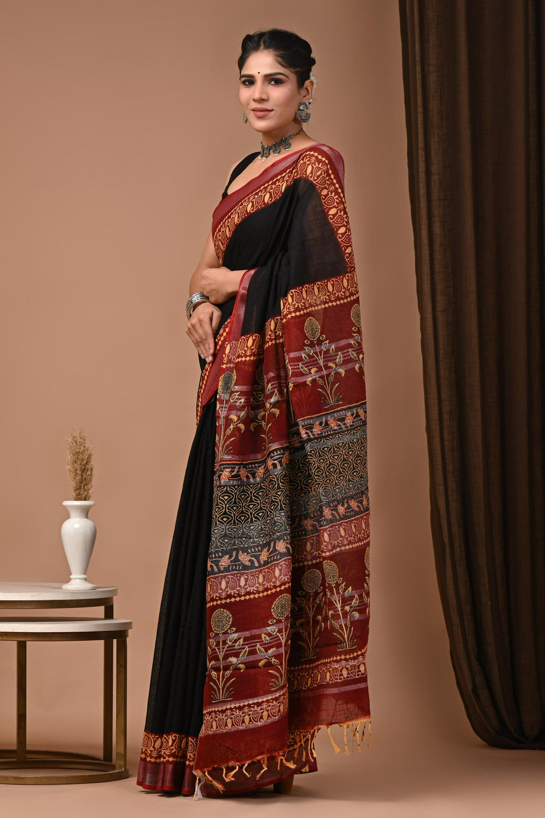 Putaai Linen cotton Handblock printed saree with blouse piece - Red And Black