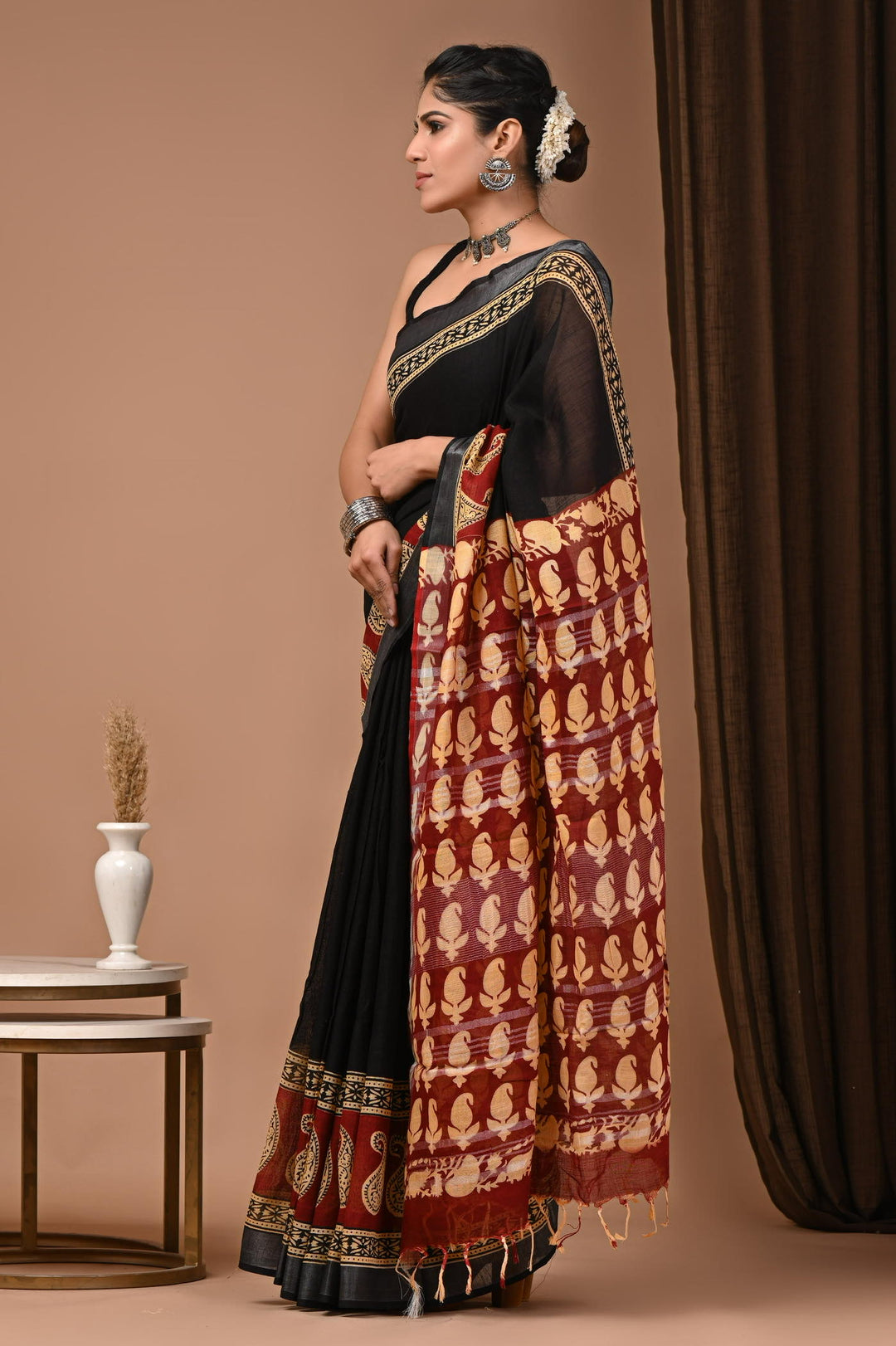 Putaai Linen cotton Handblock printed saree with blouse piece - Black & Red