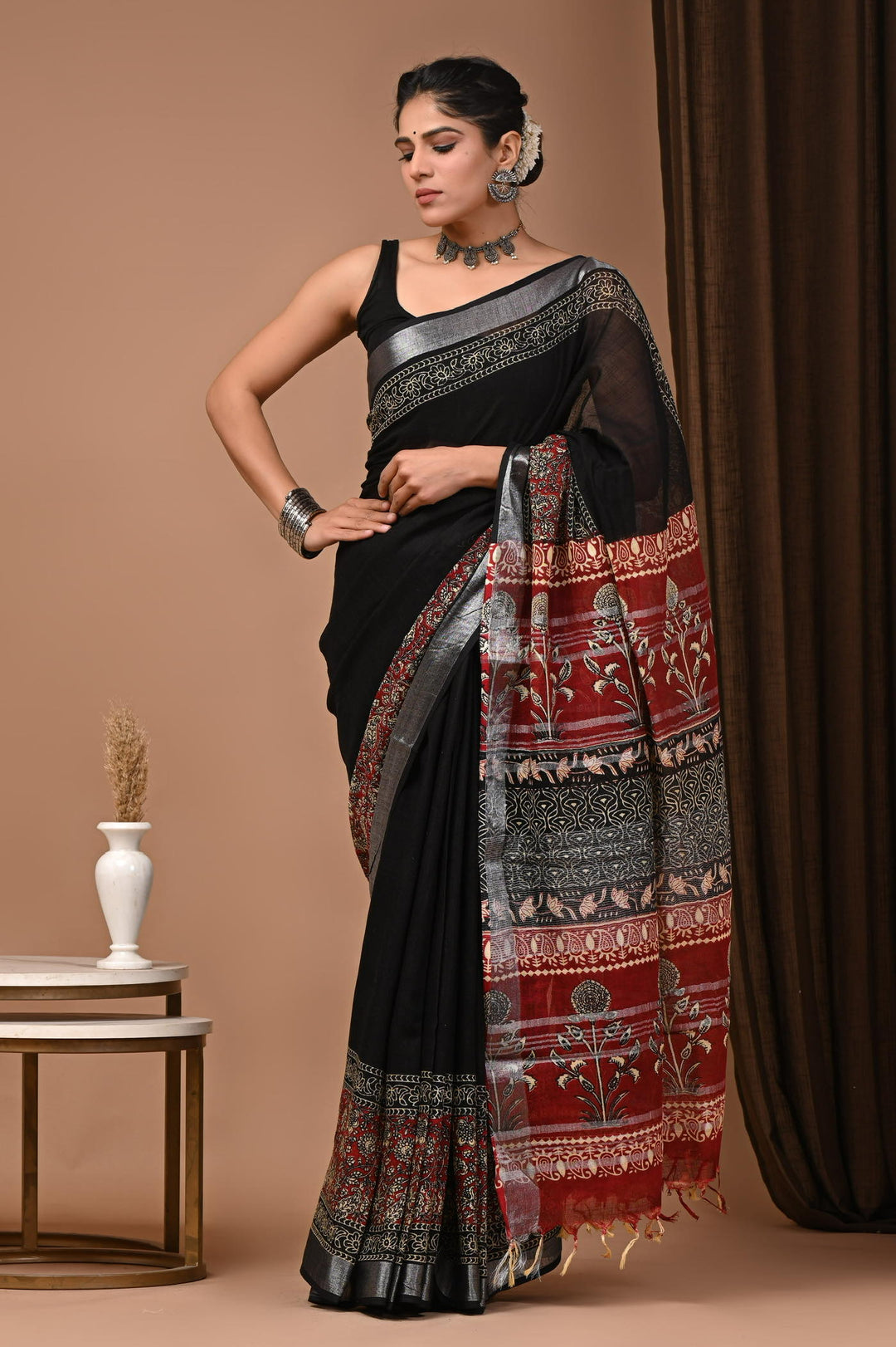 Putaai Linen cotton Handblock printed saree with blouse piece - Red And Black